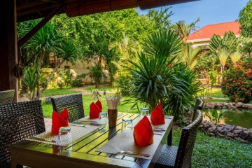 Dining at Pool